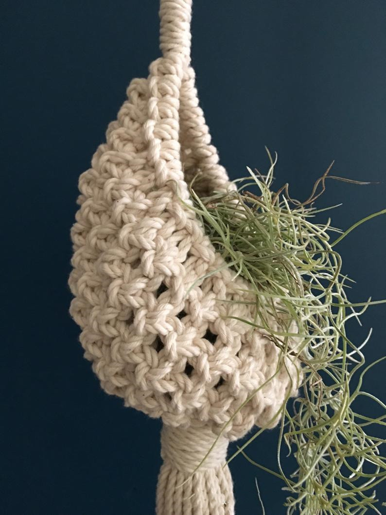 Handcrafted Macramé Plant Hanger in Boho Style – Decorative Hanging Holder for Indoor and Garden Plants