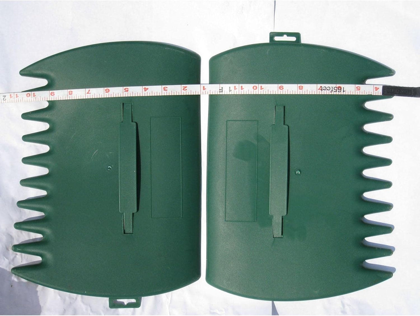 Ergonomic garden grabber – practical tool for collecting leaves and grass