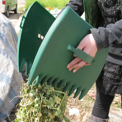Ergonomic garden grabber – practical tool for collecting leaves and grass