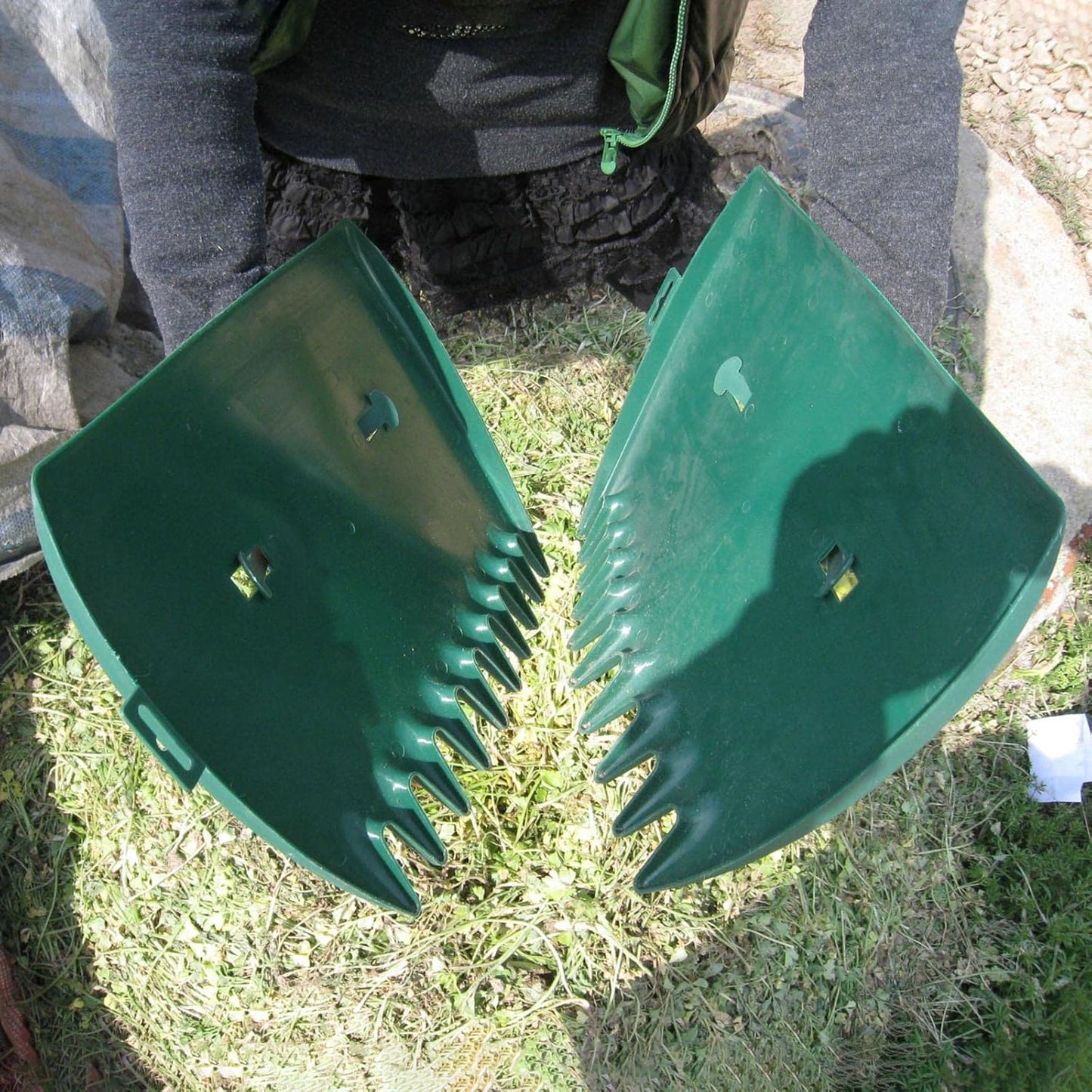 Ergonomic garden grabber – practical tool for collecting leaves and grass